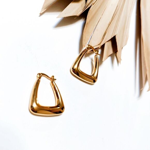 Minimalist earrings in gold #555 - Picture 4 of 7